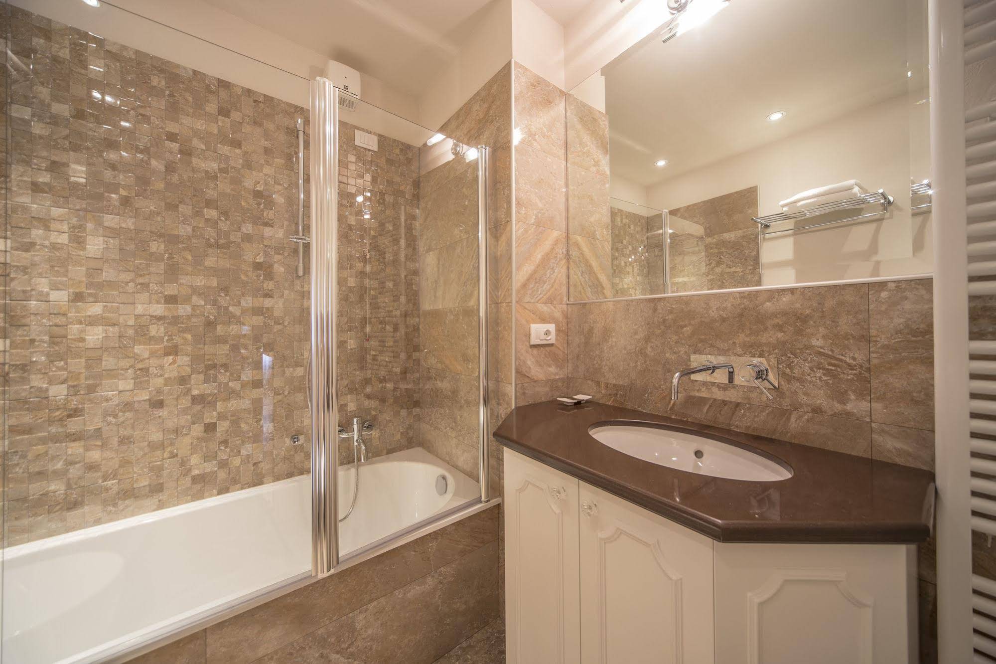 Lady Capulet Apartments