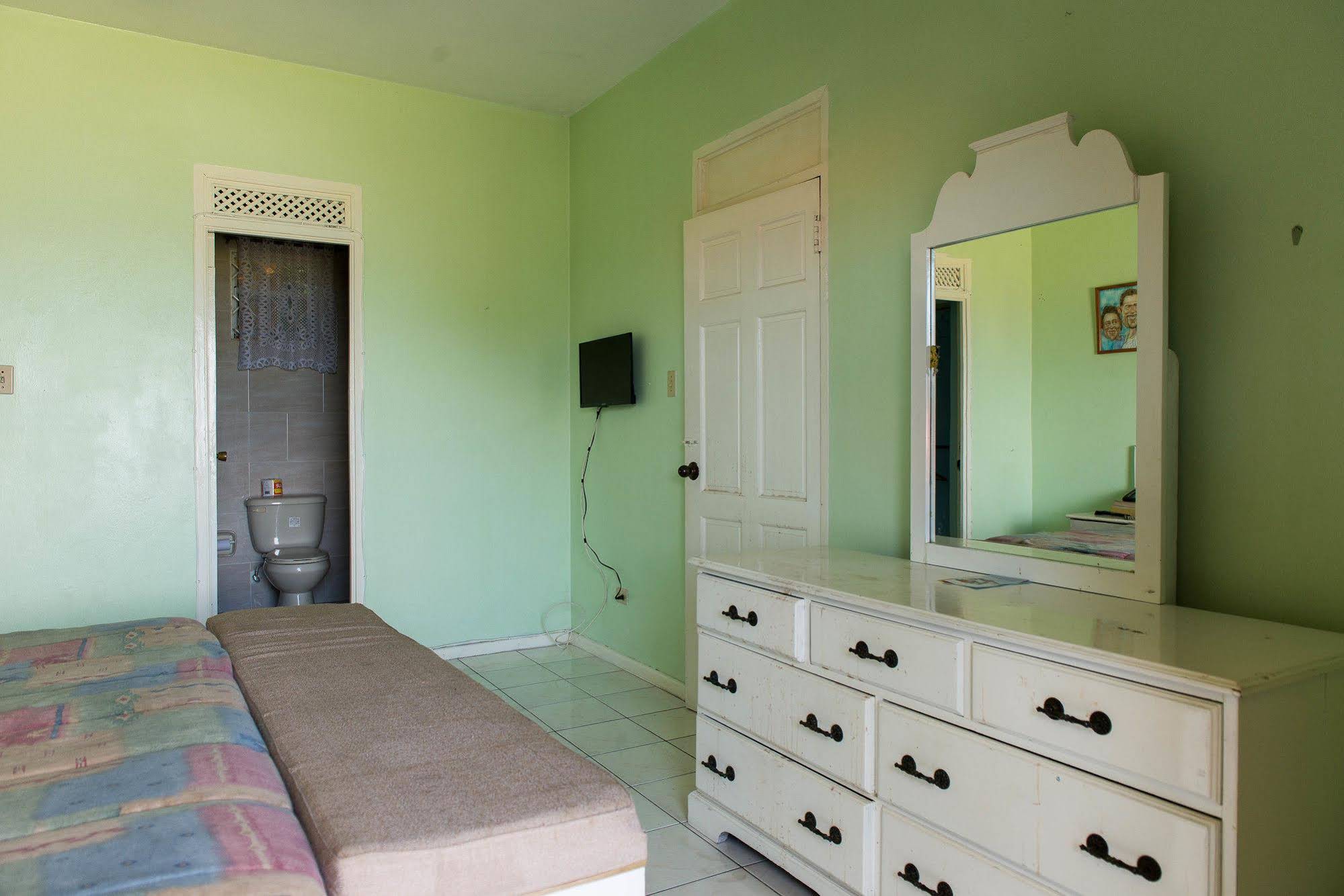 Rooms On The Hip Strip - Montego Bay