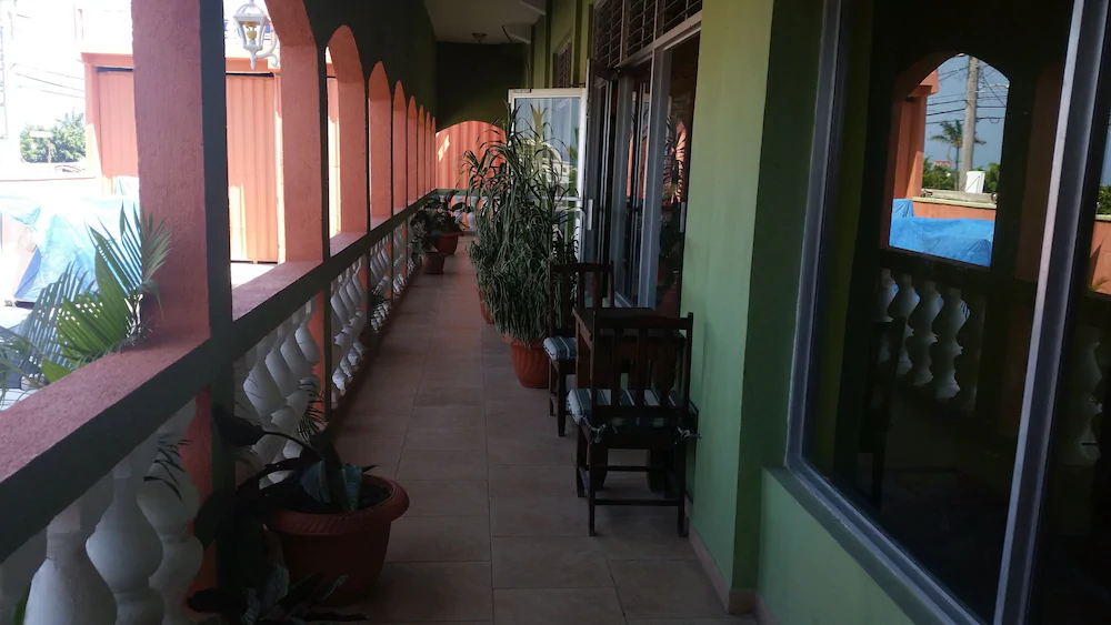 Rose Hall de Luxe