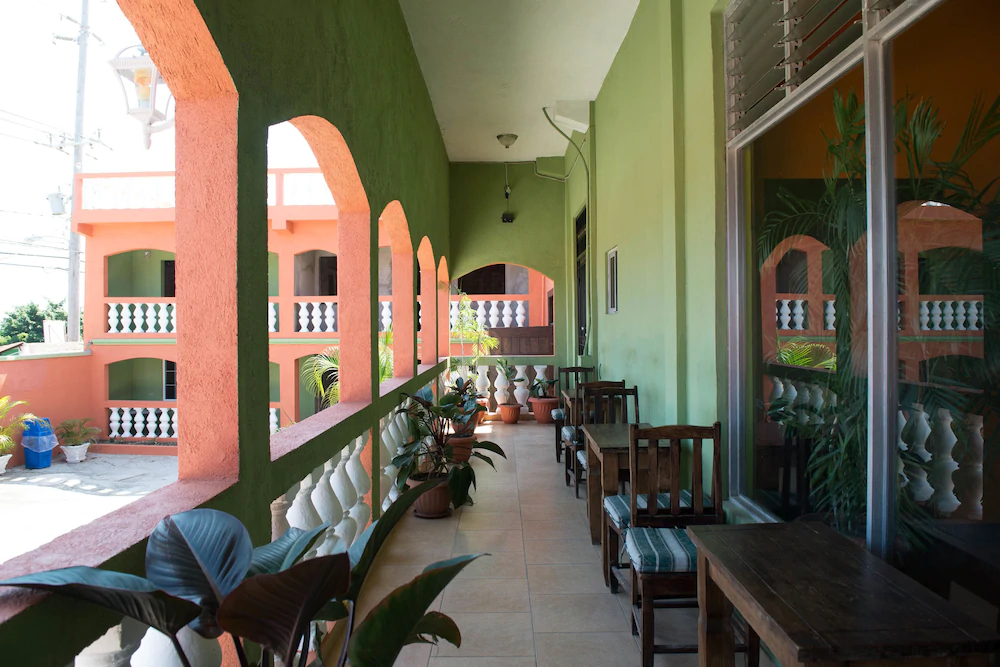 Rose Hall de Luxe