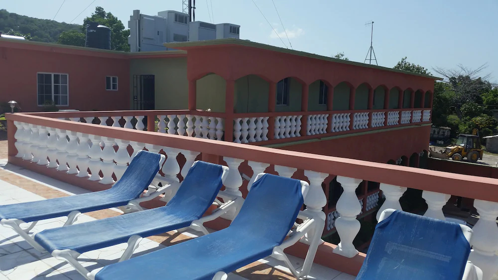 Rose Hall de Luxe