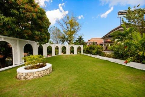 Hibiscus Lodge