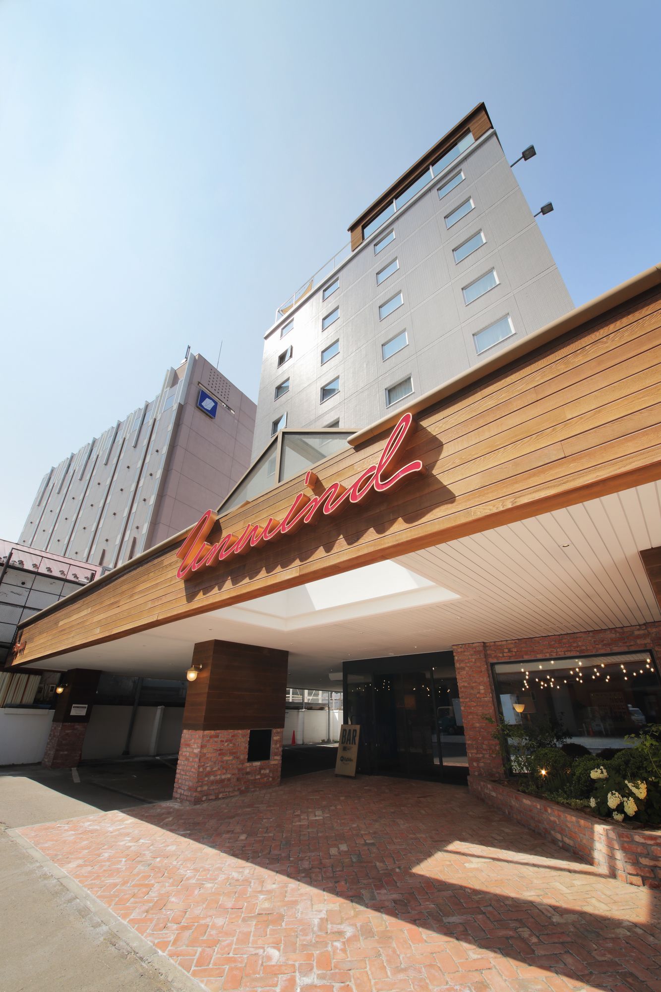 Unwind Hotel & Bar