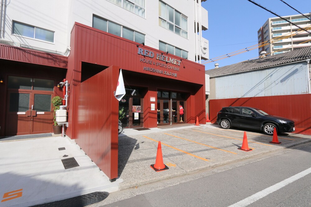 Red Helmet House & Sports Café Bar Hiroshima