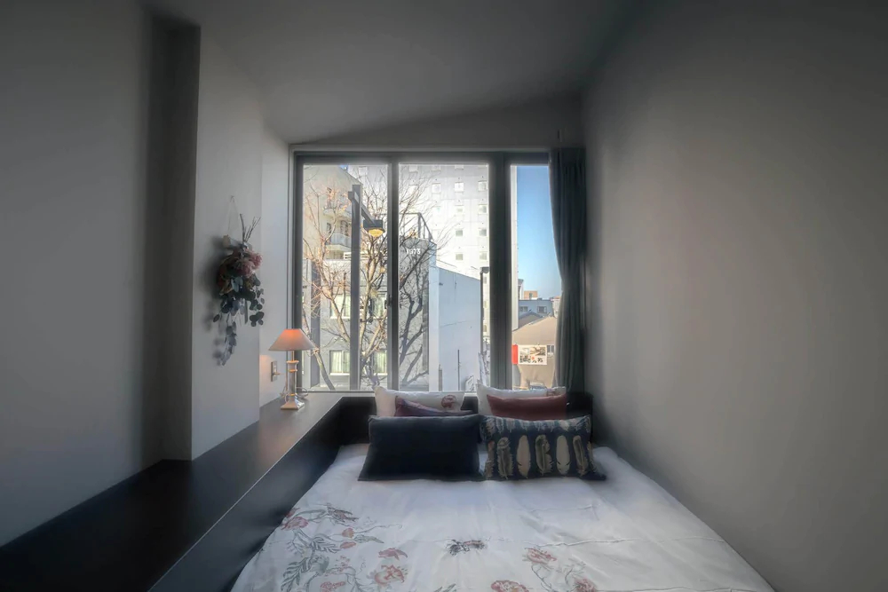 Hotel Trim-Caters To Women