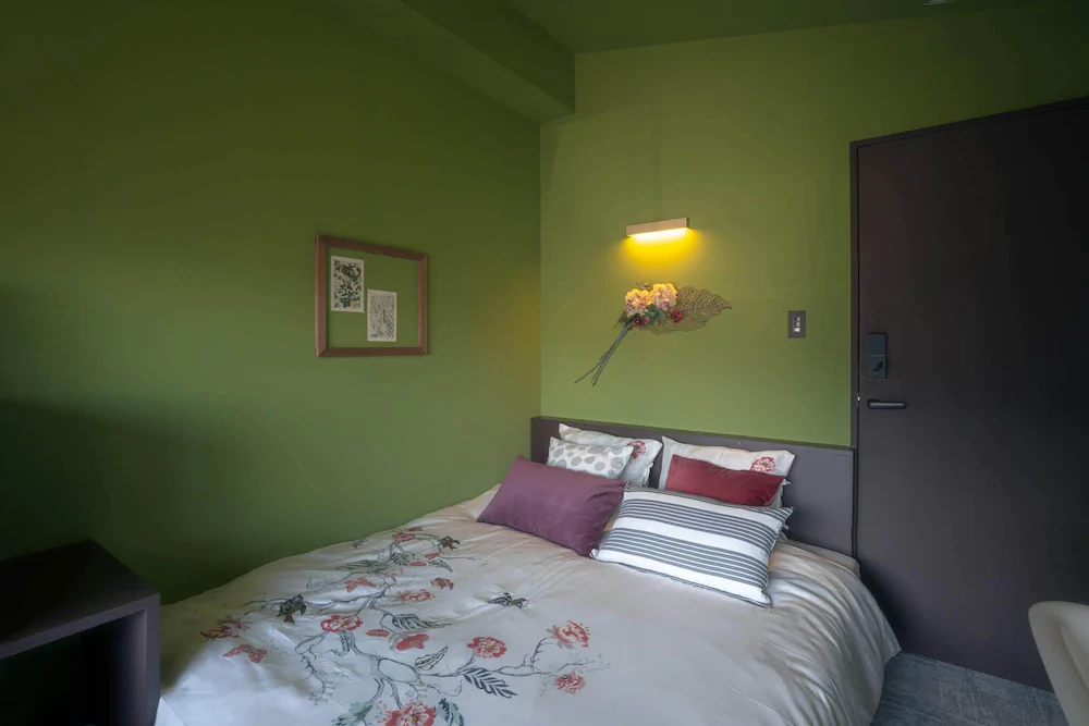 Hotel Trim-Caters To Women