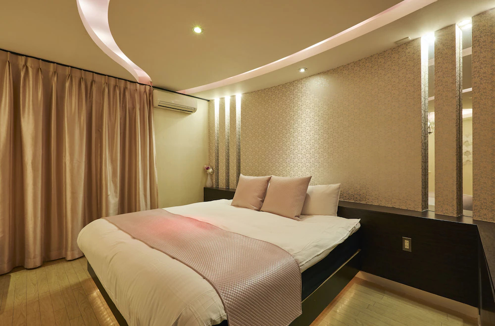Hotel Love