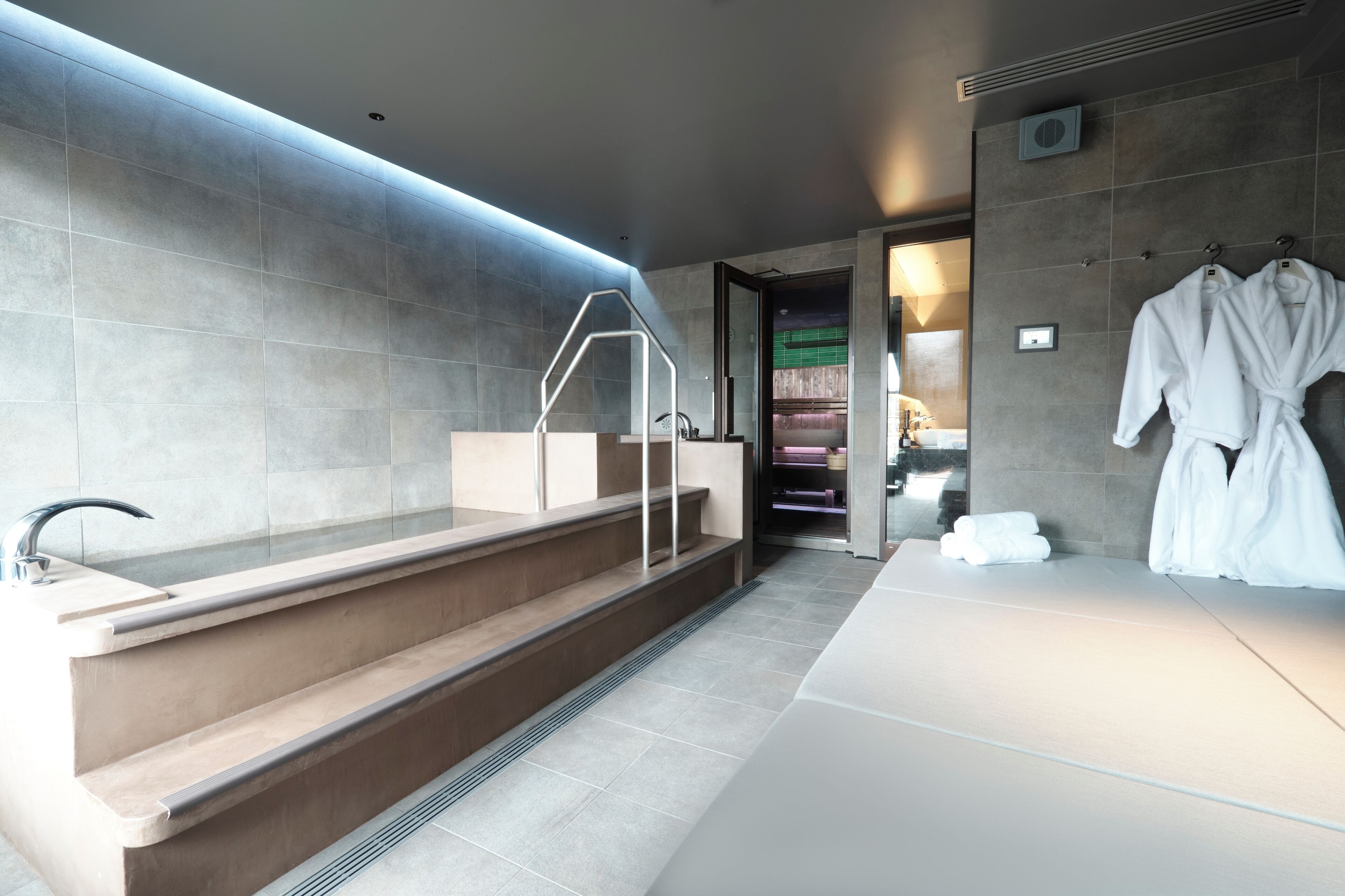 Fav Hotel Hidatakayama East