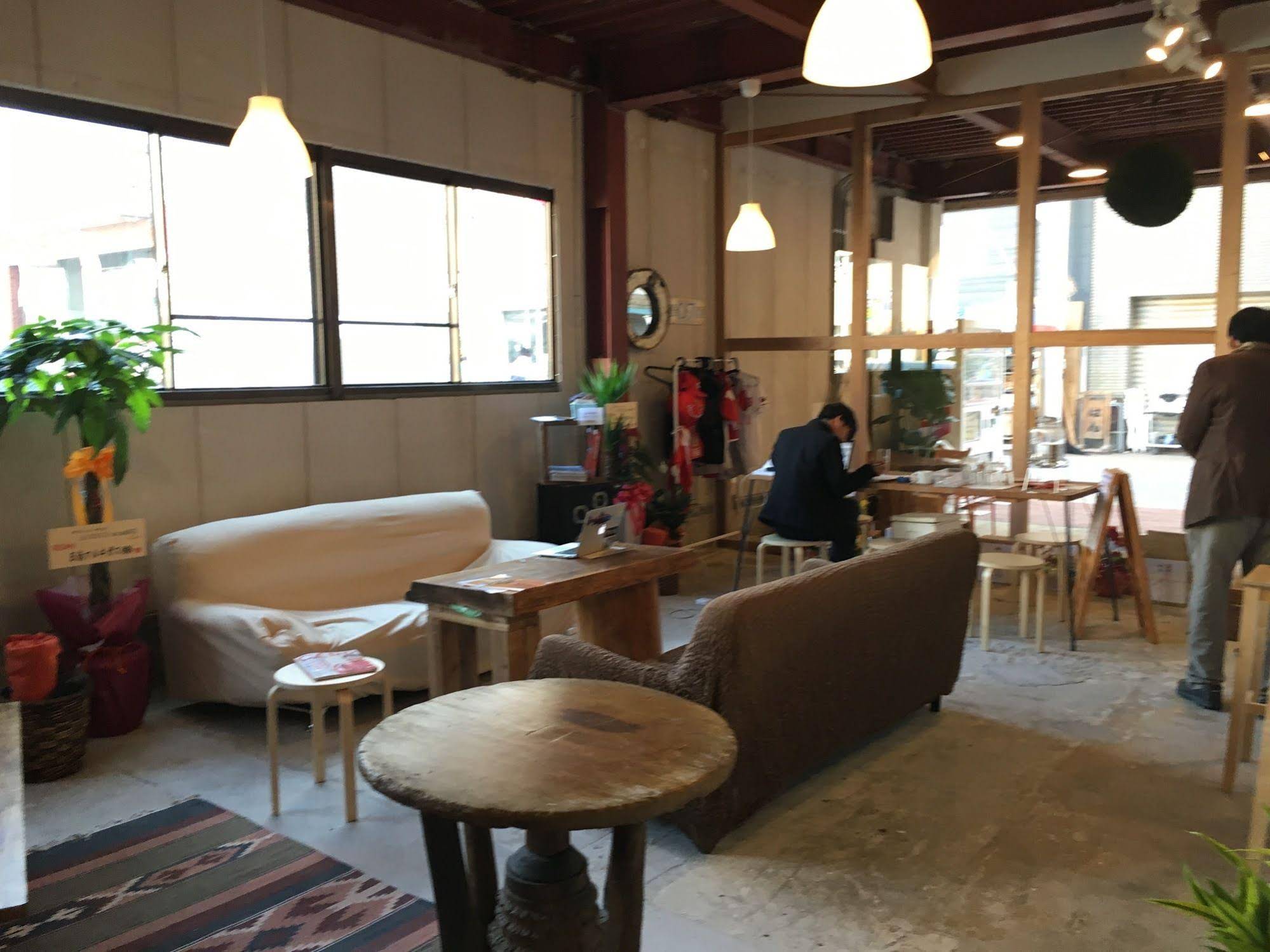 Fan Aburatsu Sports Bar & Hostel