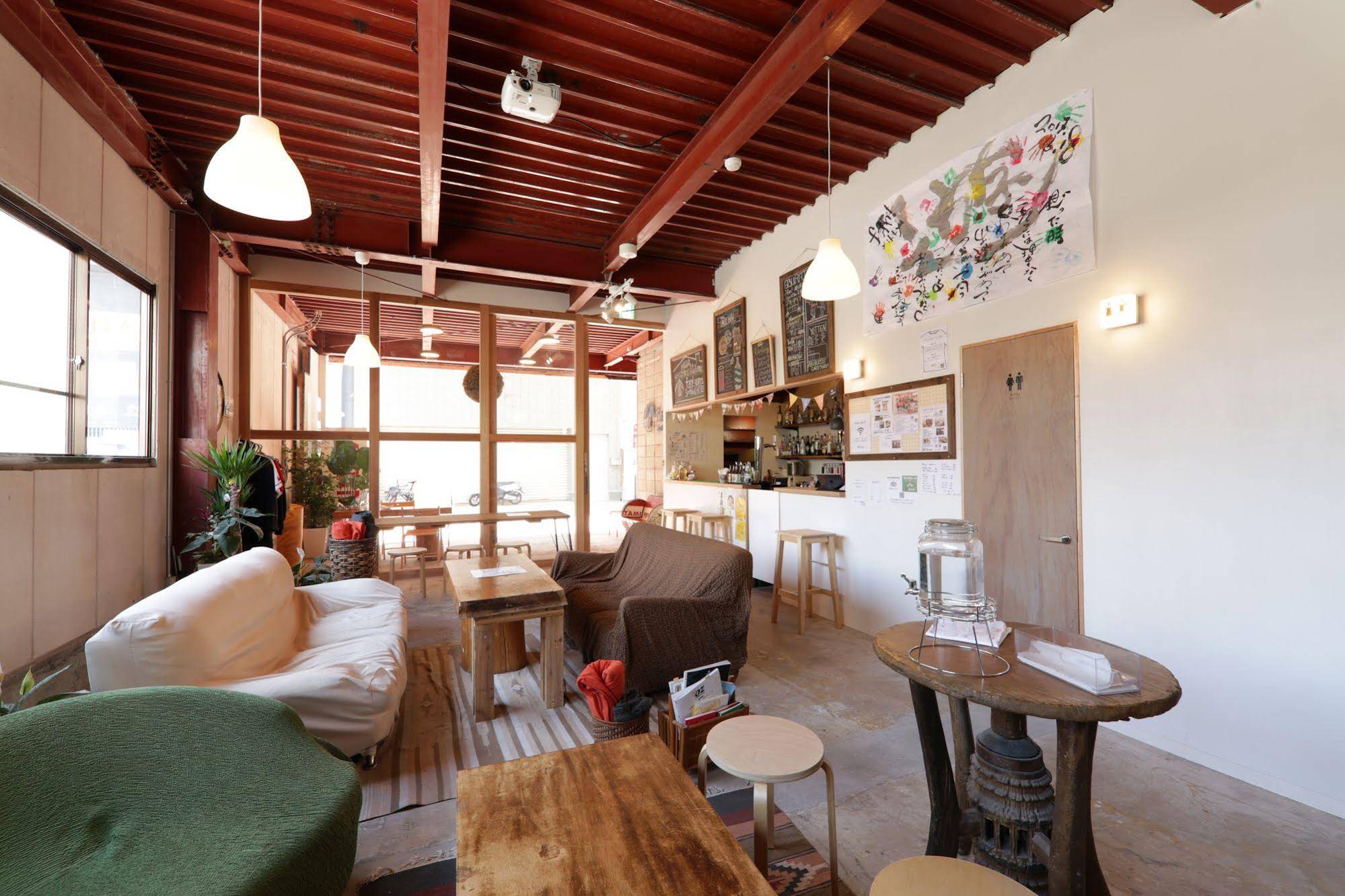 Fan Aburatsu Sports Bar & Hostel