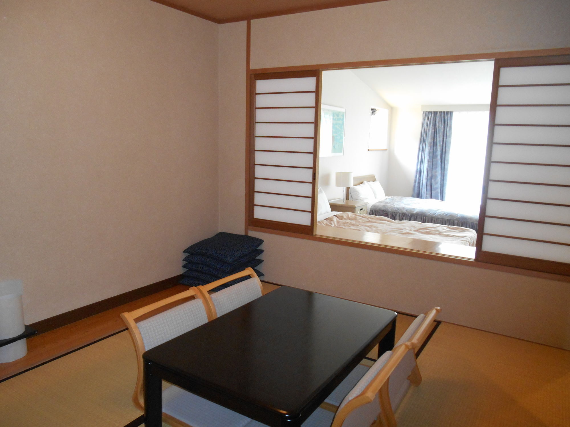 Benikea Yufuin Kinrinko Hotel Museum