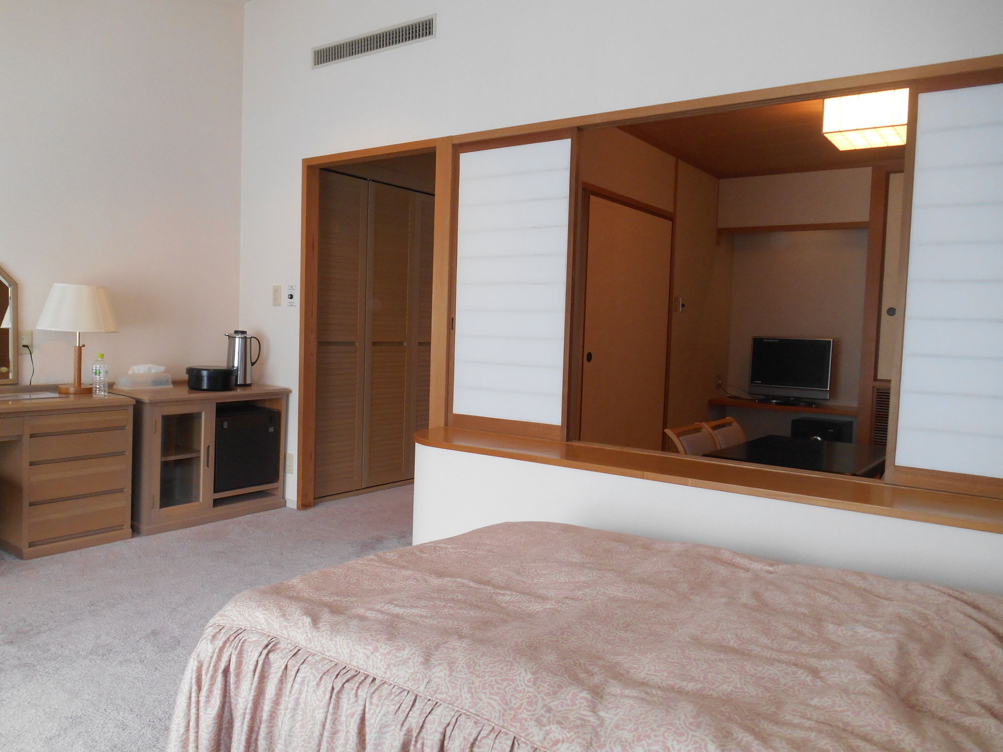 Benikea Yufuin Kinrinko Hotel Museum