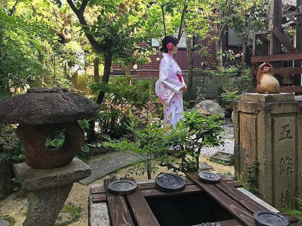 Hananobou Kinkakuji-michi