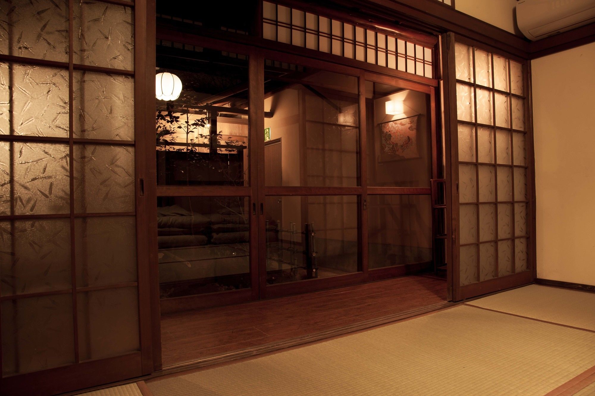 Kyoto Guesthouse Lantern In Gion