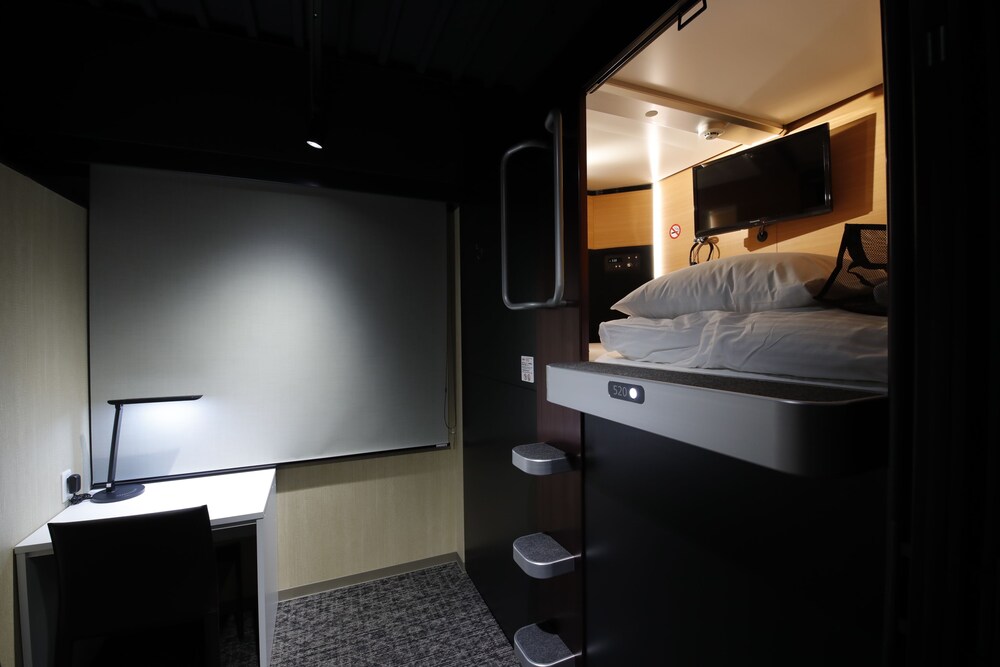 Tama Cabin Osaka Honmachi