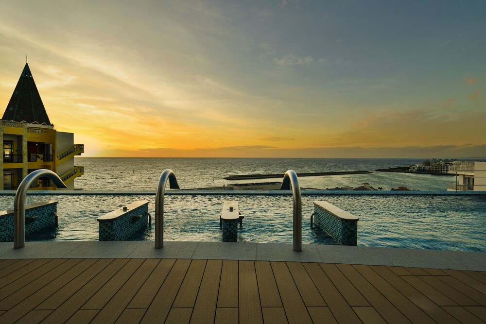 Lequ Okinawa Chatan Spa & Resort