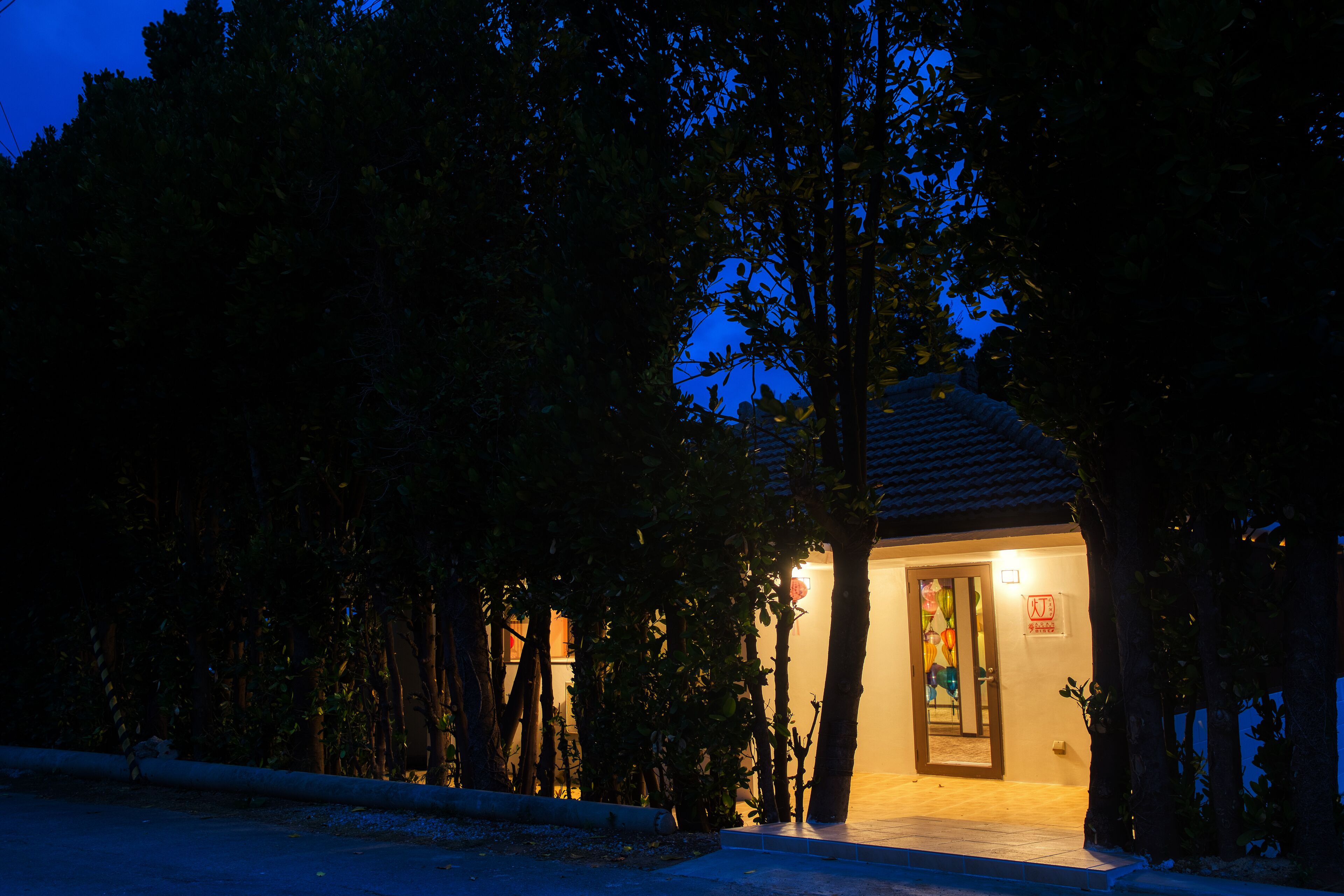 Adan Resort Lamp