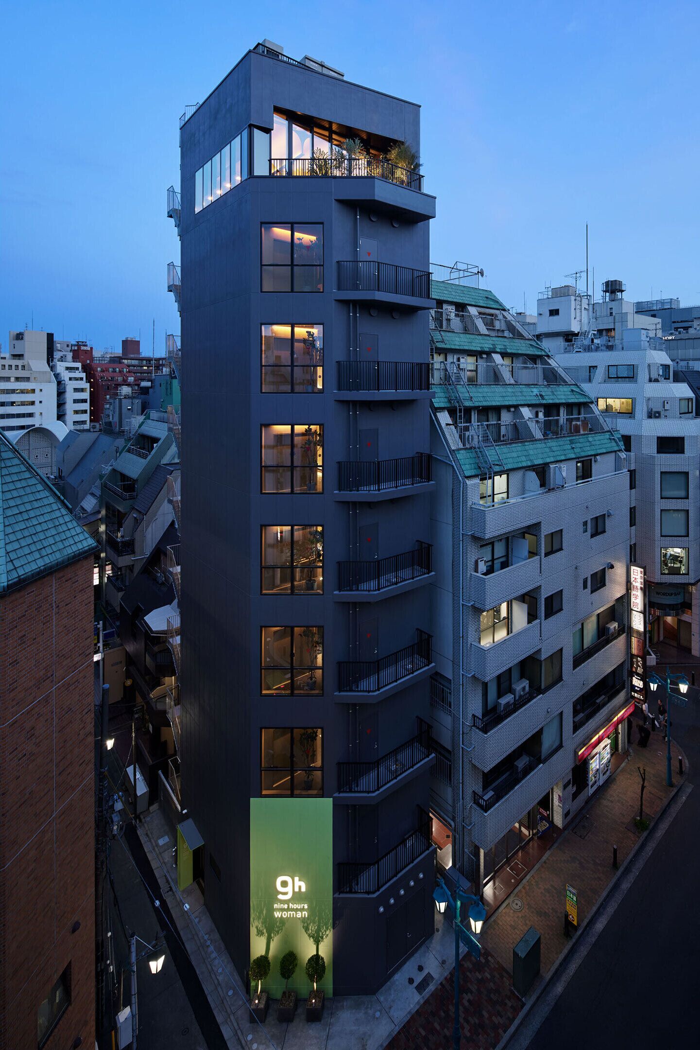 Nine Hours Woman Shinjuku