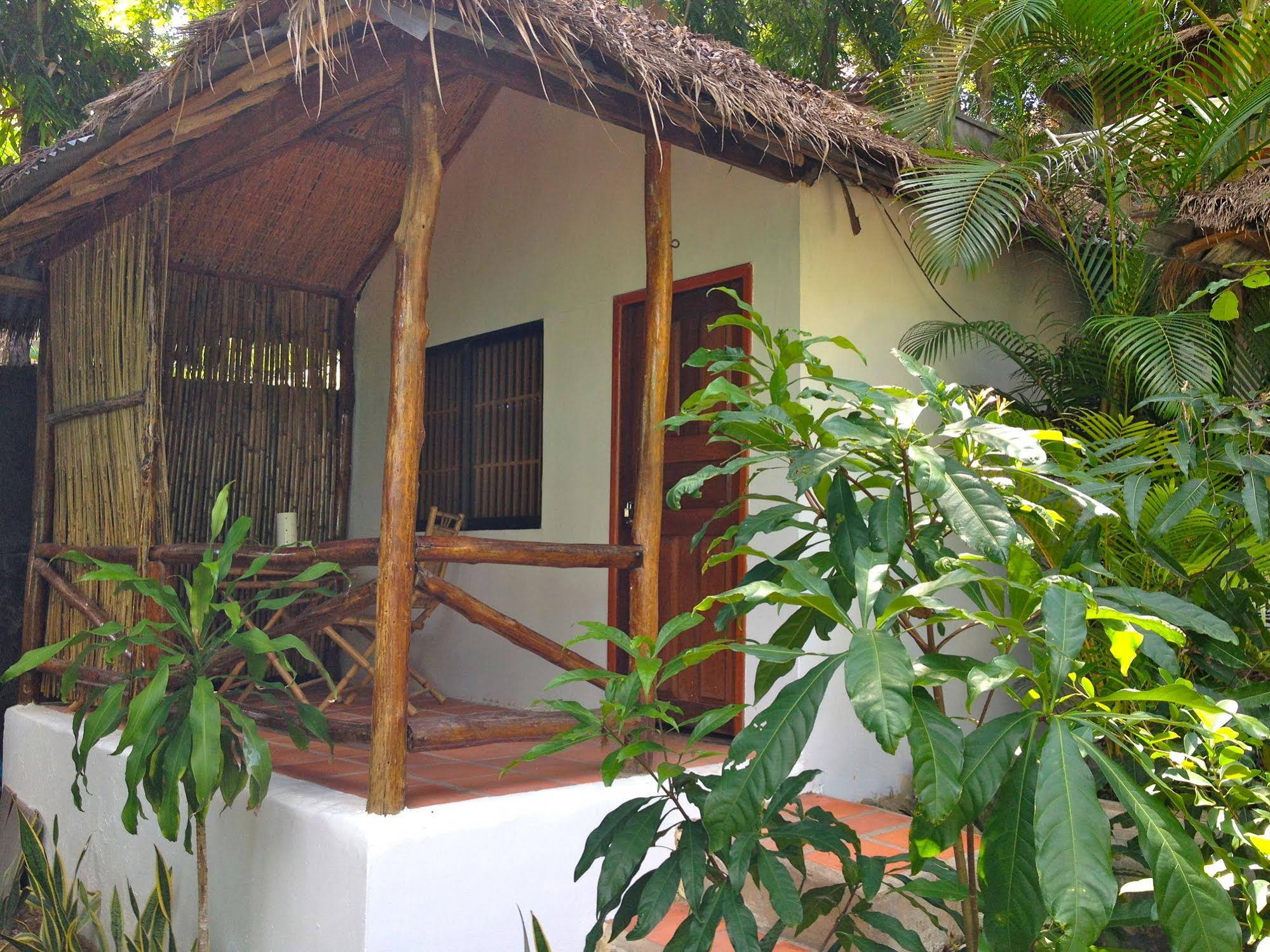 Laluna Bungalows & Restaurant