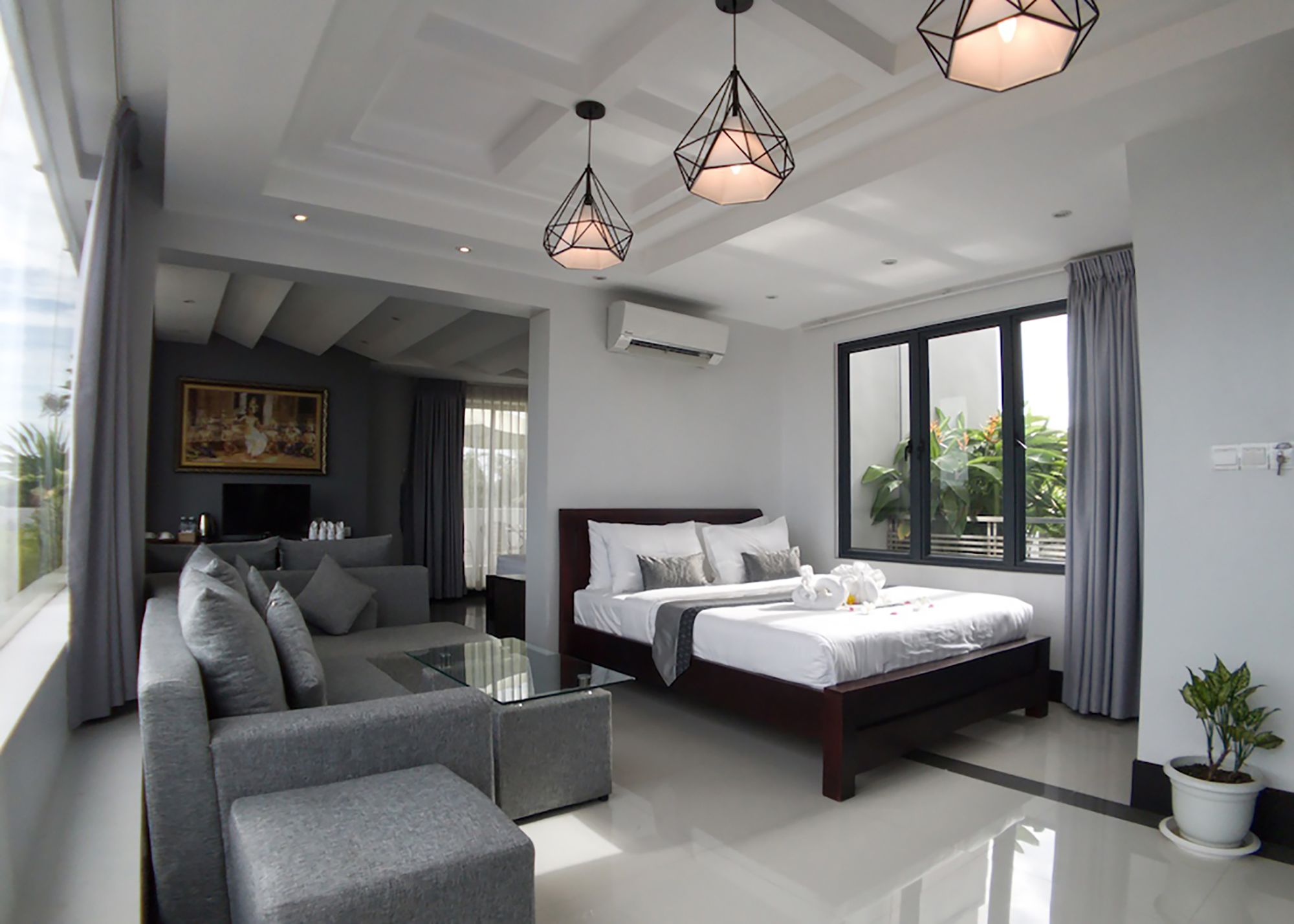 Hotel Five. S