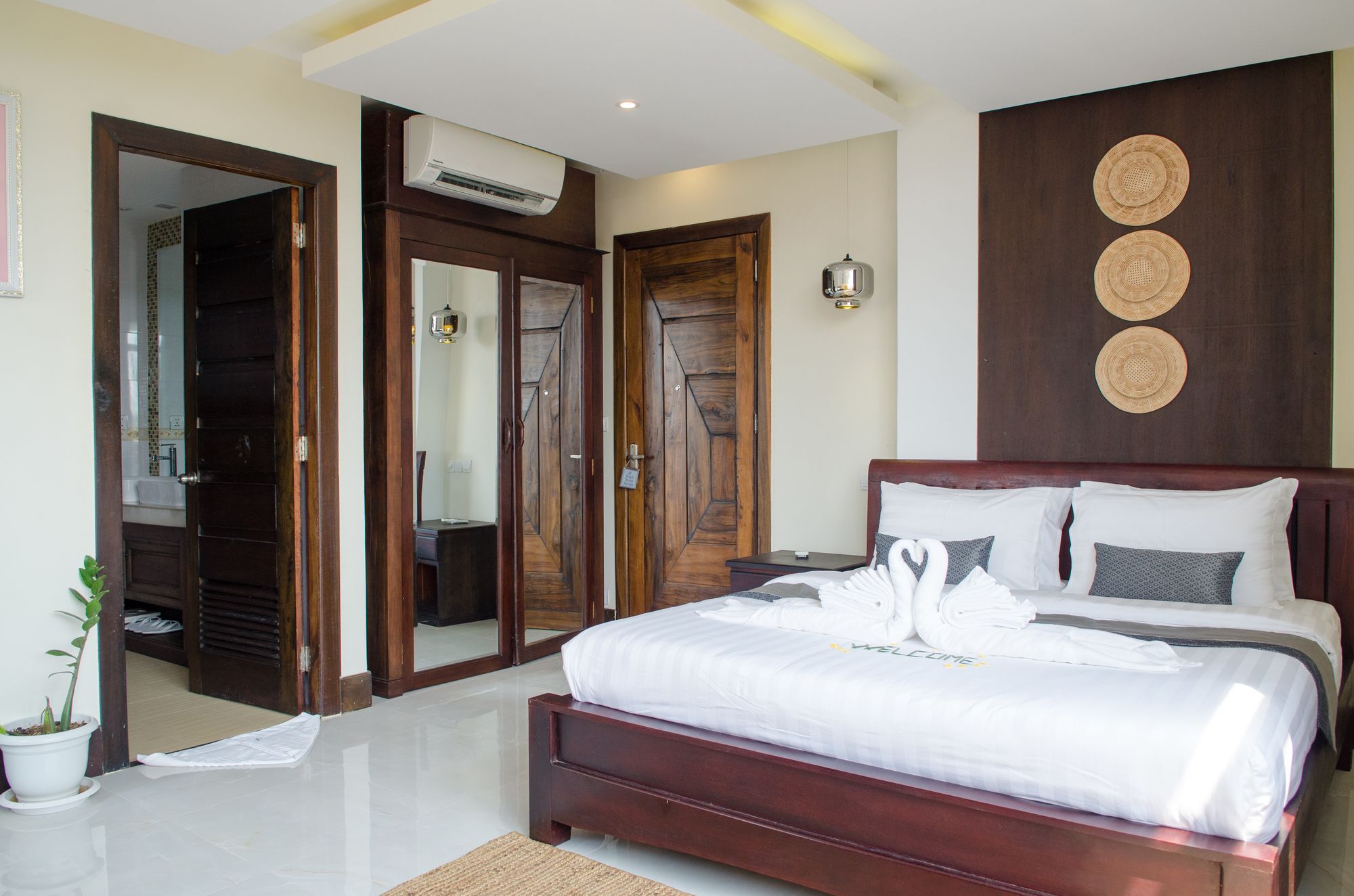 Hotel Five. S