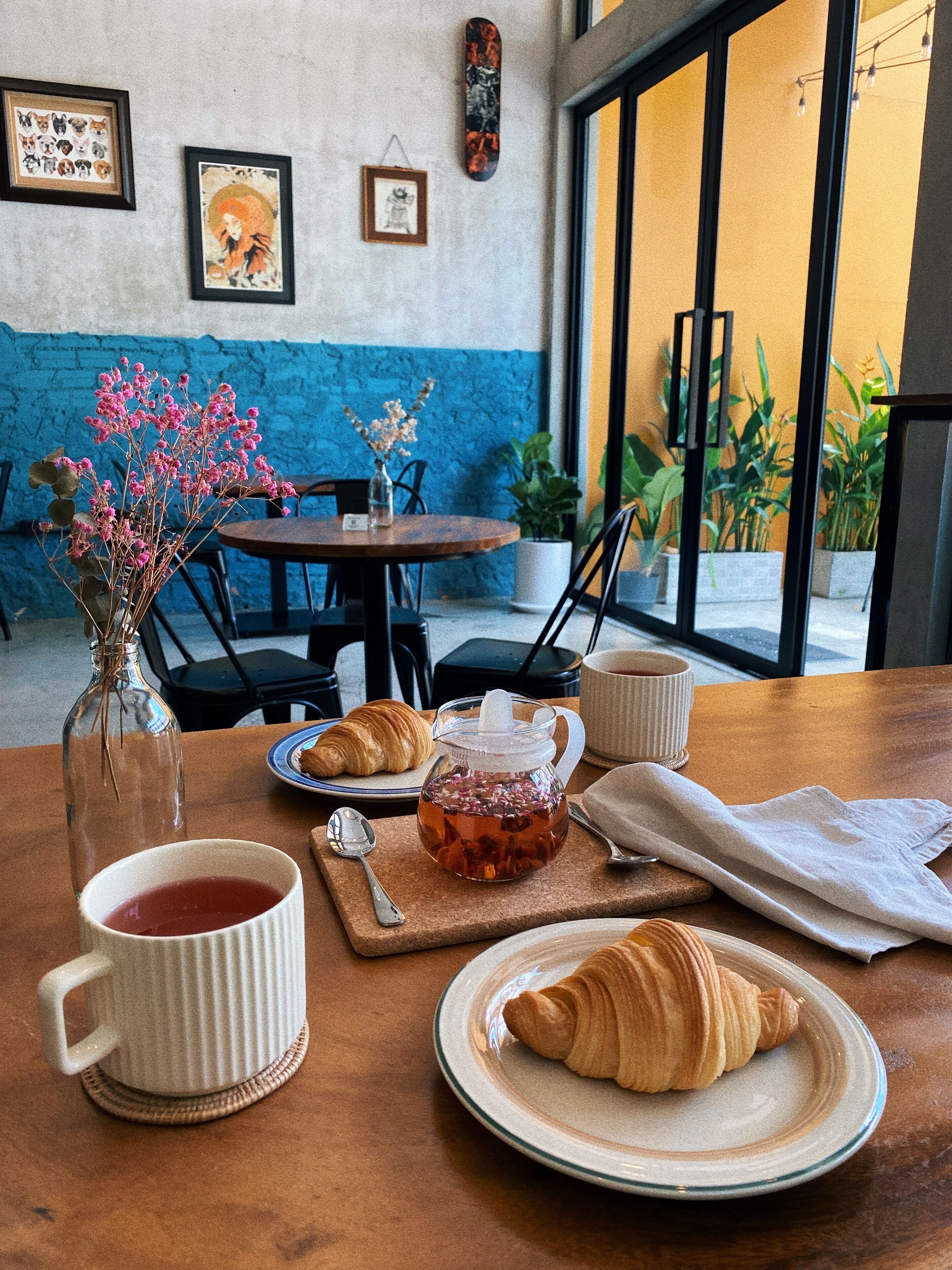 Sundays Cafe & Hotel