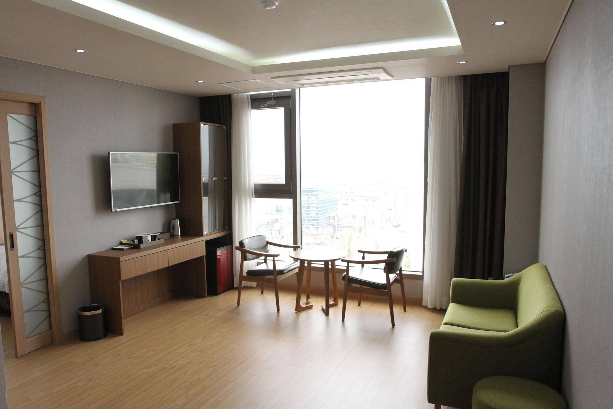 Black Sands Hotel