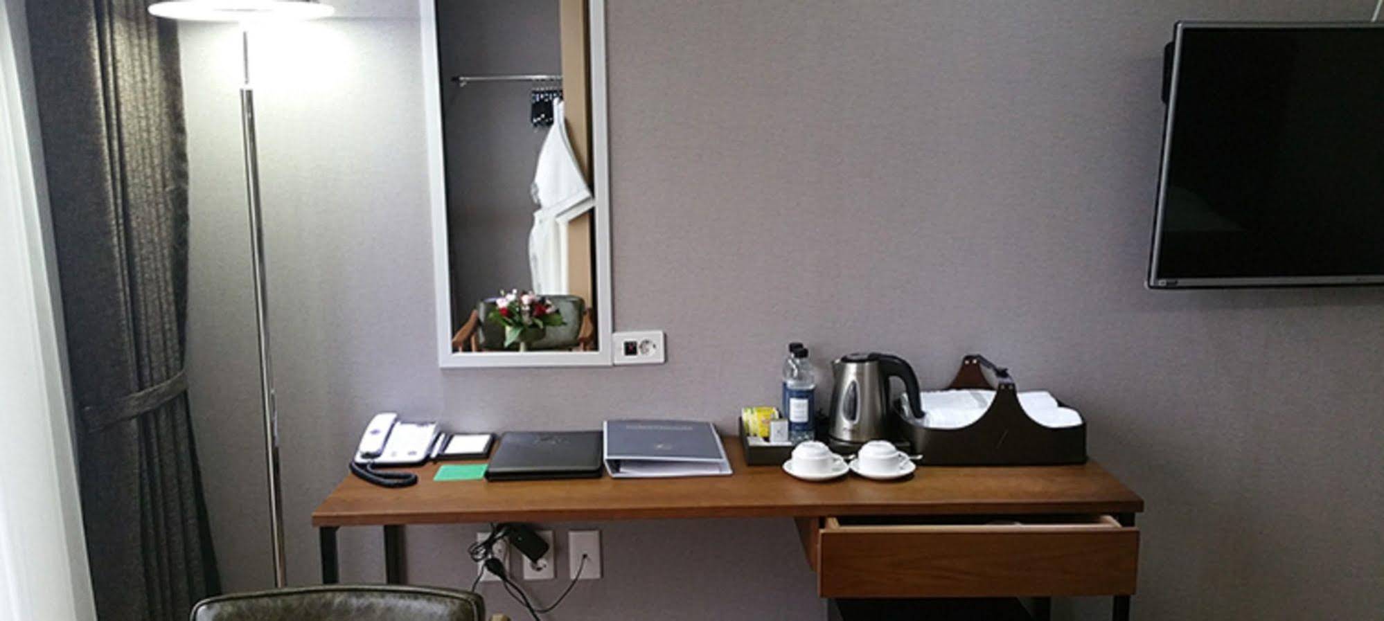 Black Sands Hotel