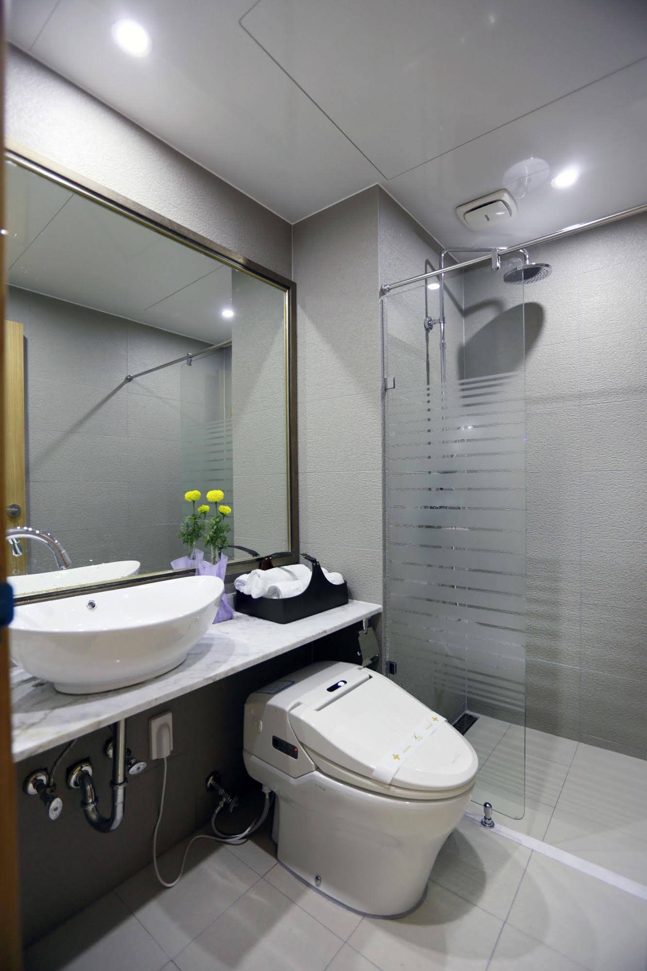 Black Sands Hotel