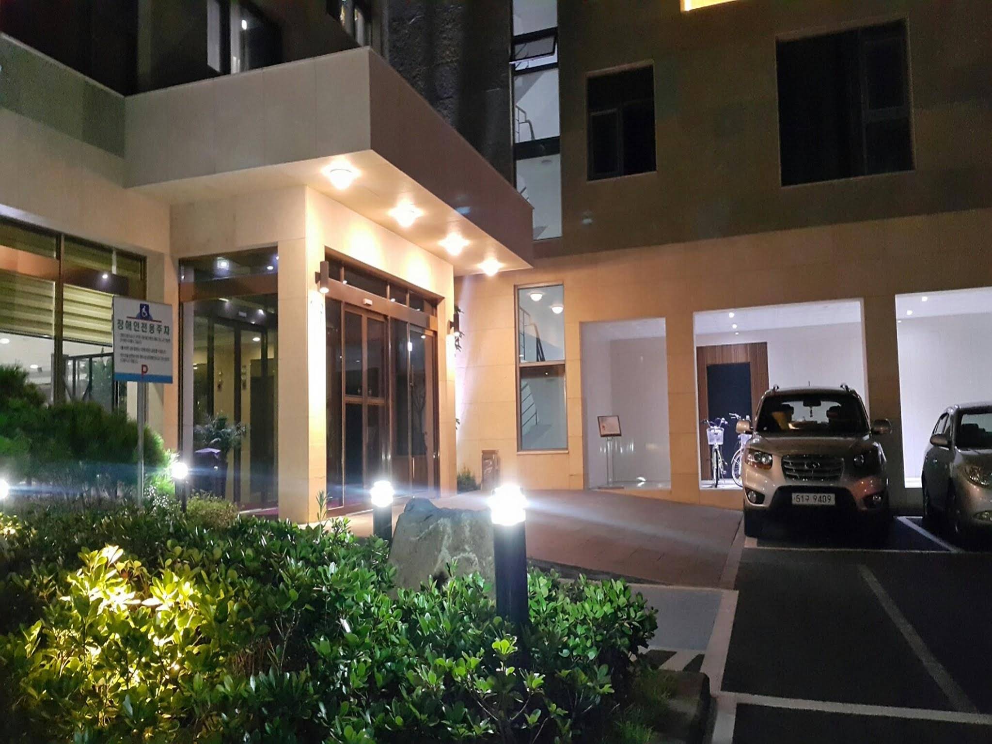 Black Sands Hotel