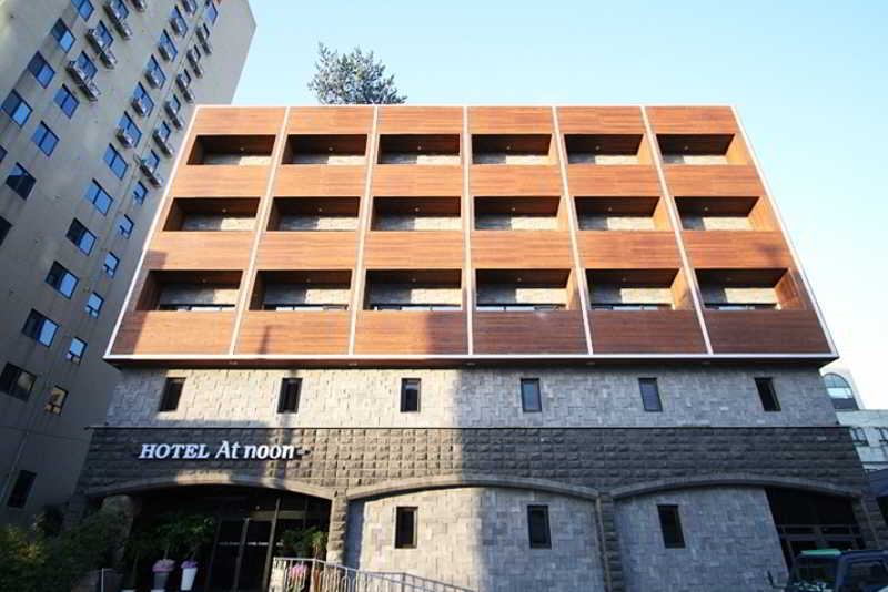 Hotel At Noon