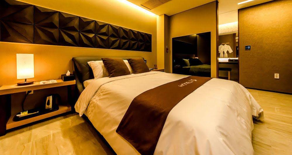 Hotel M