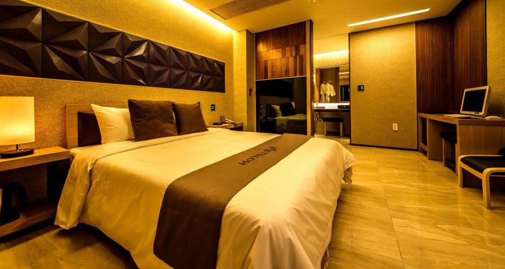 Hotel M