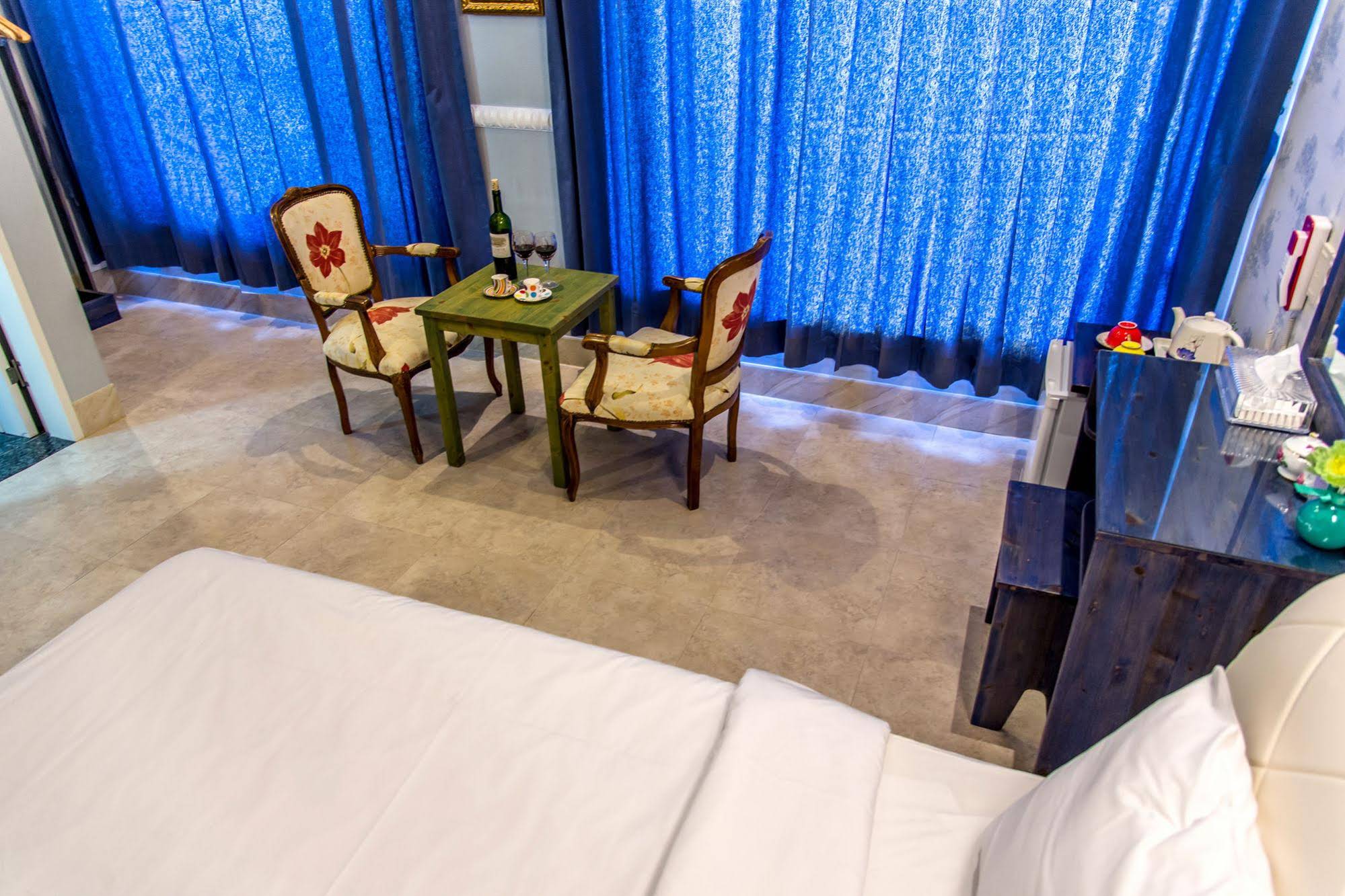 Hotel White House