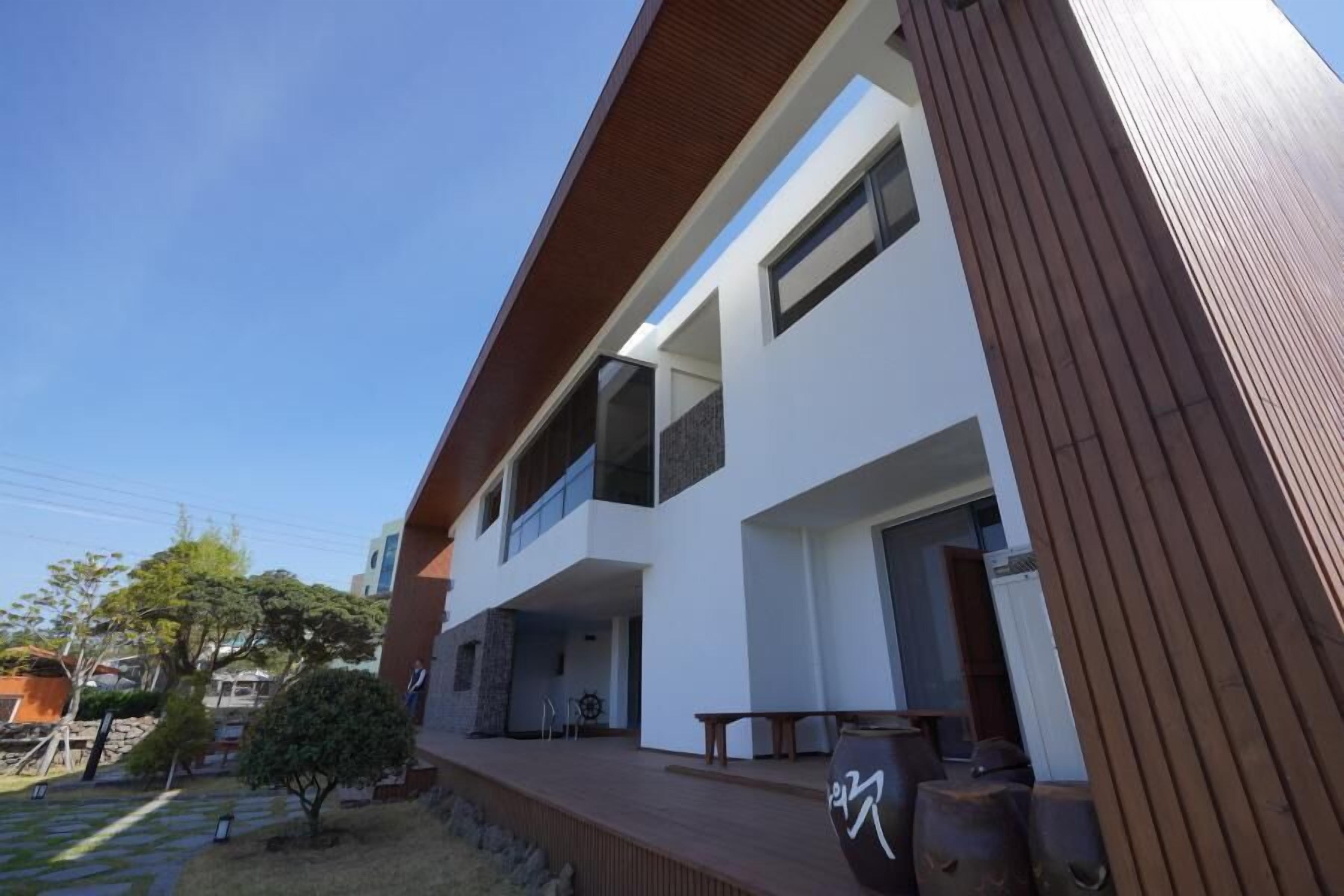 Jeju Blancde Aewol Pension