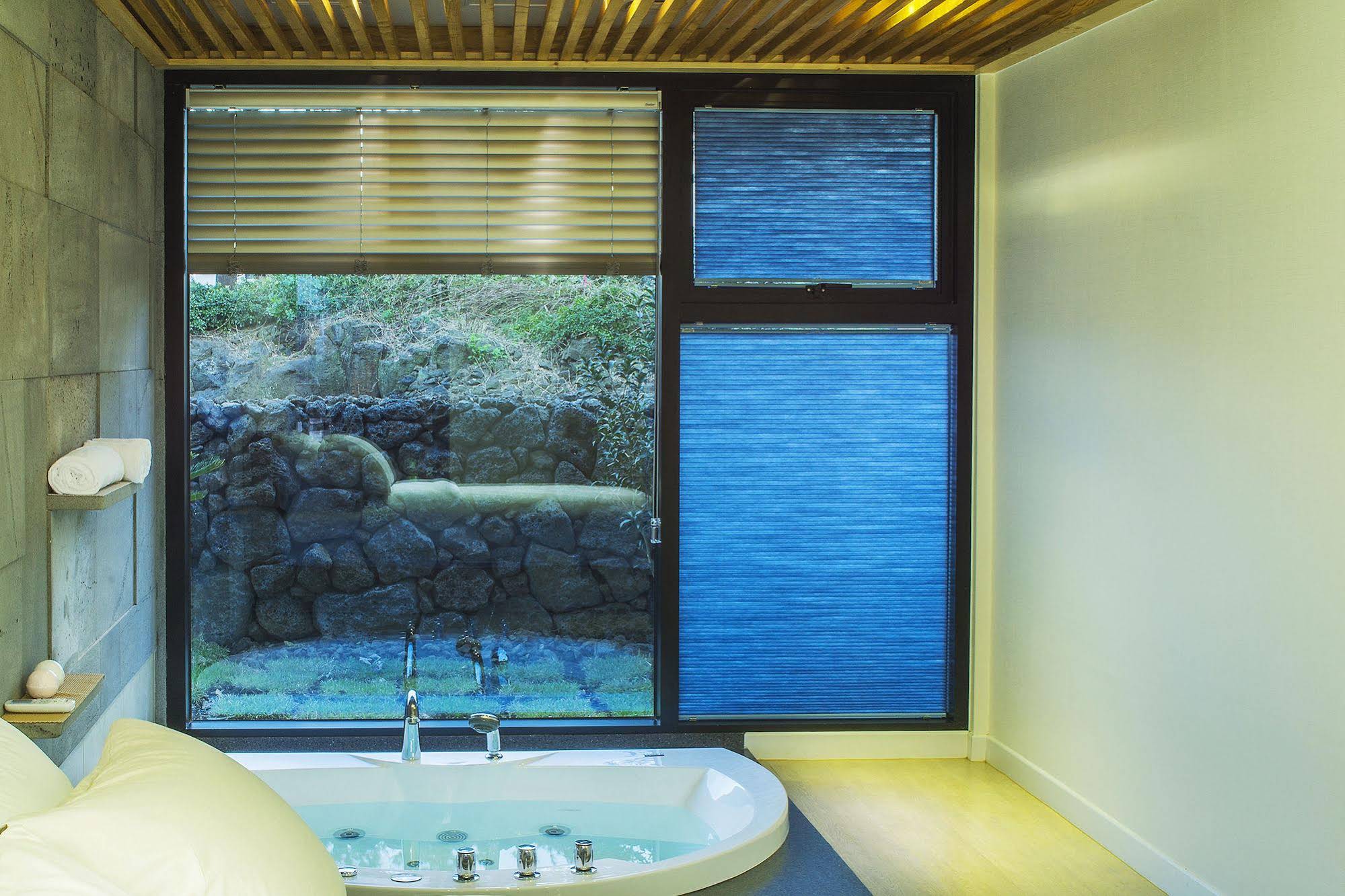 Jeju Dam Spavill