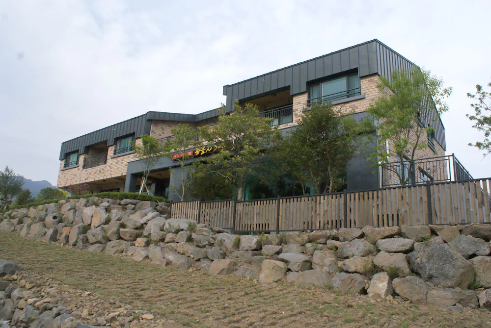 Jeju Gwaneumsa Road Pension