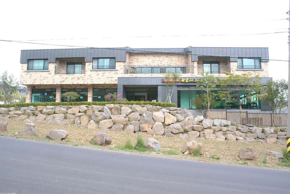 Jeju Gwaneumsa Road Pension