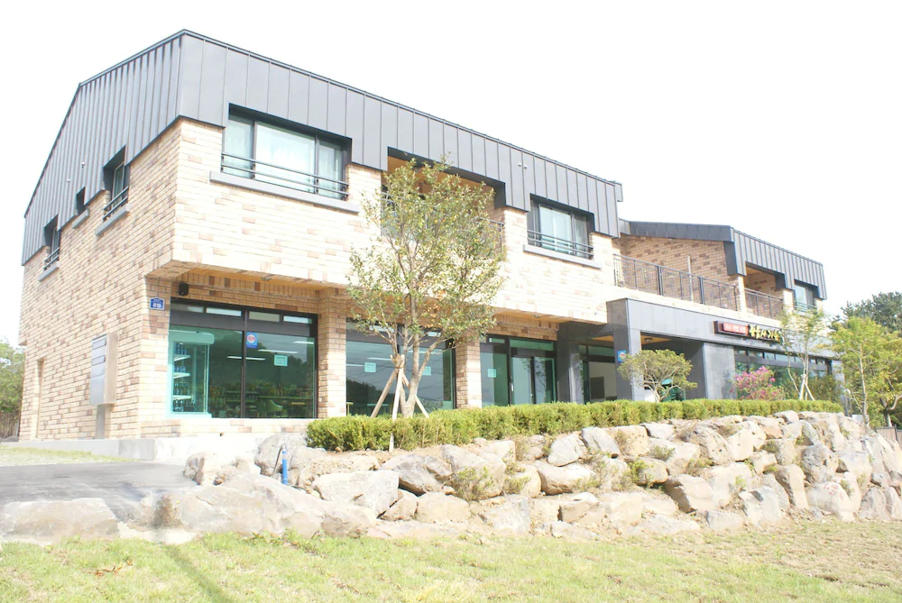 Jeju Gwaneumsa Road Pension