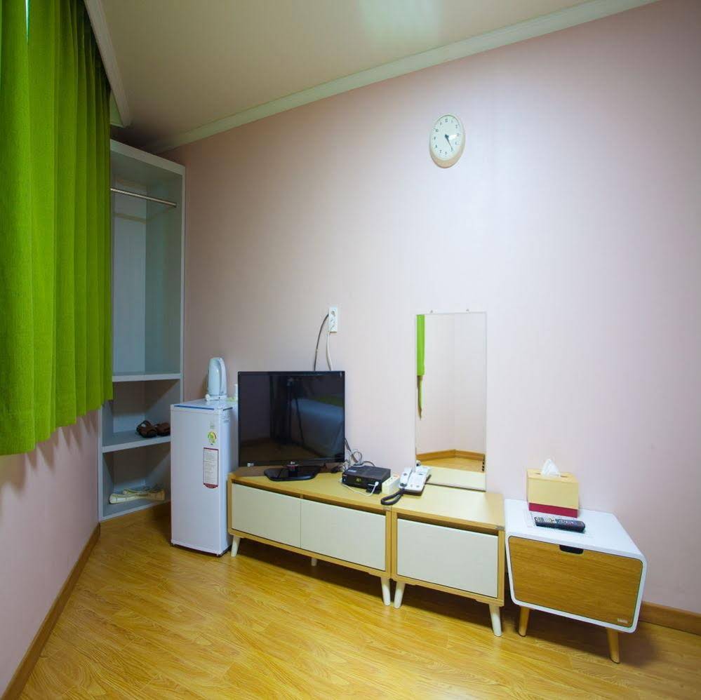 Jeju R Hotel & Guest House - Hostel