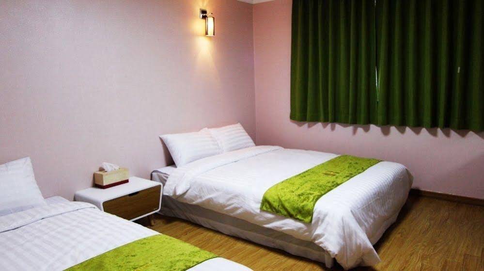 Jeju R Hotel & Guest House - Hostel