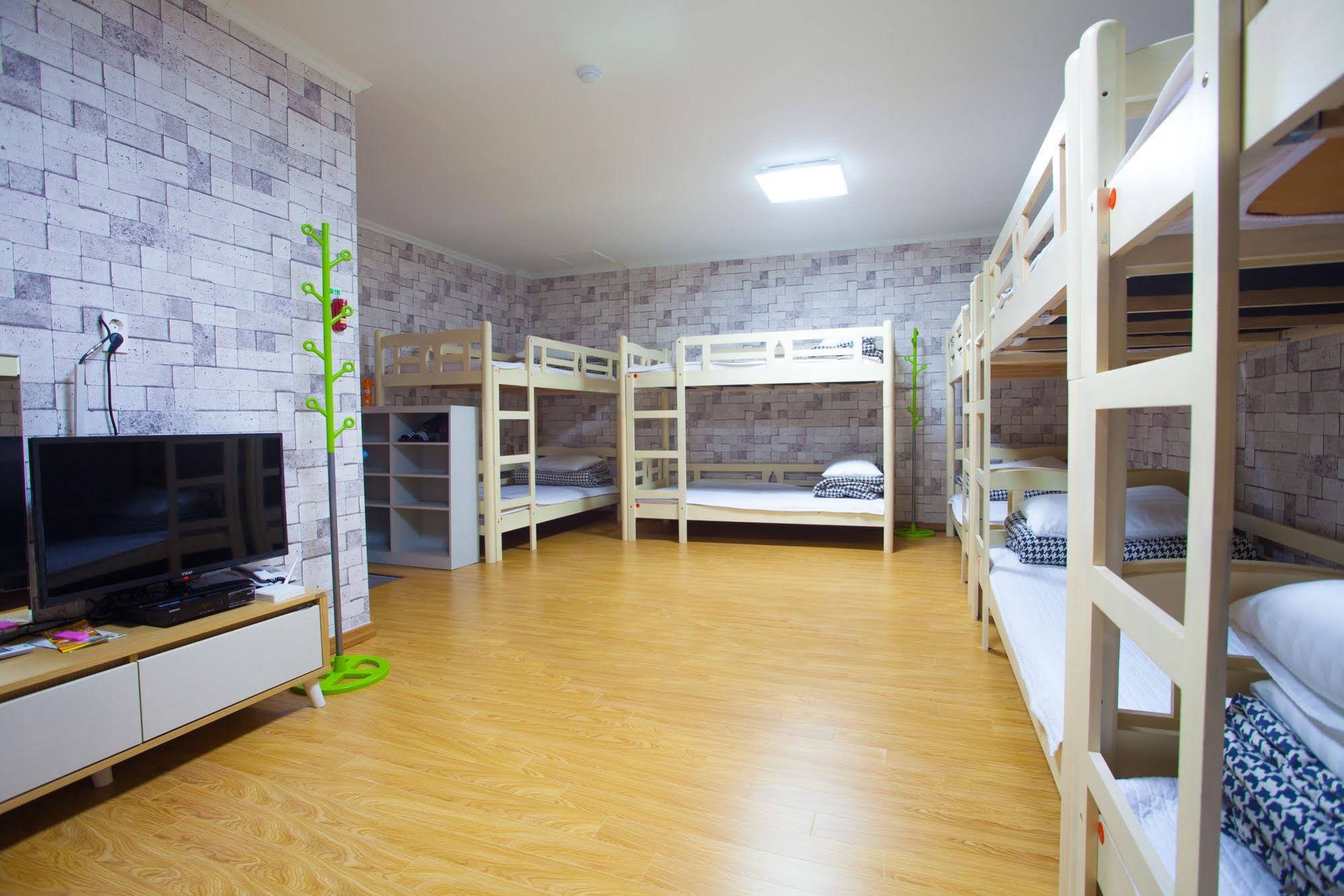 Jeju R Hotel & Guest House - Hostel