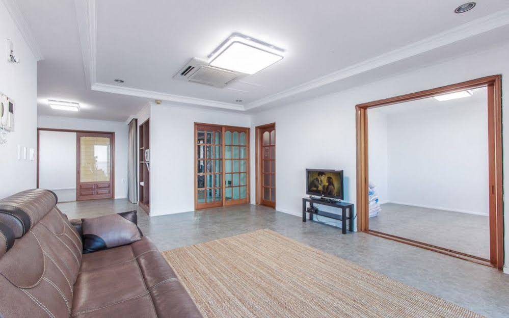 Maniju Pension