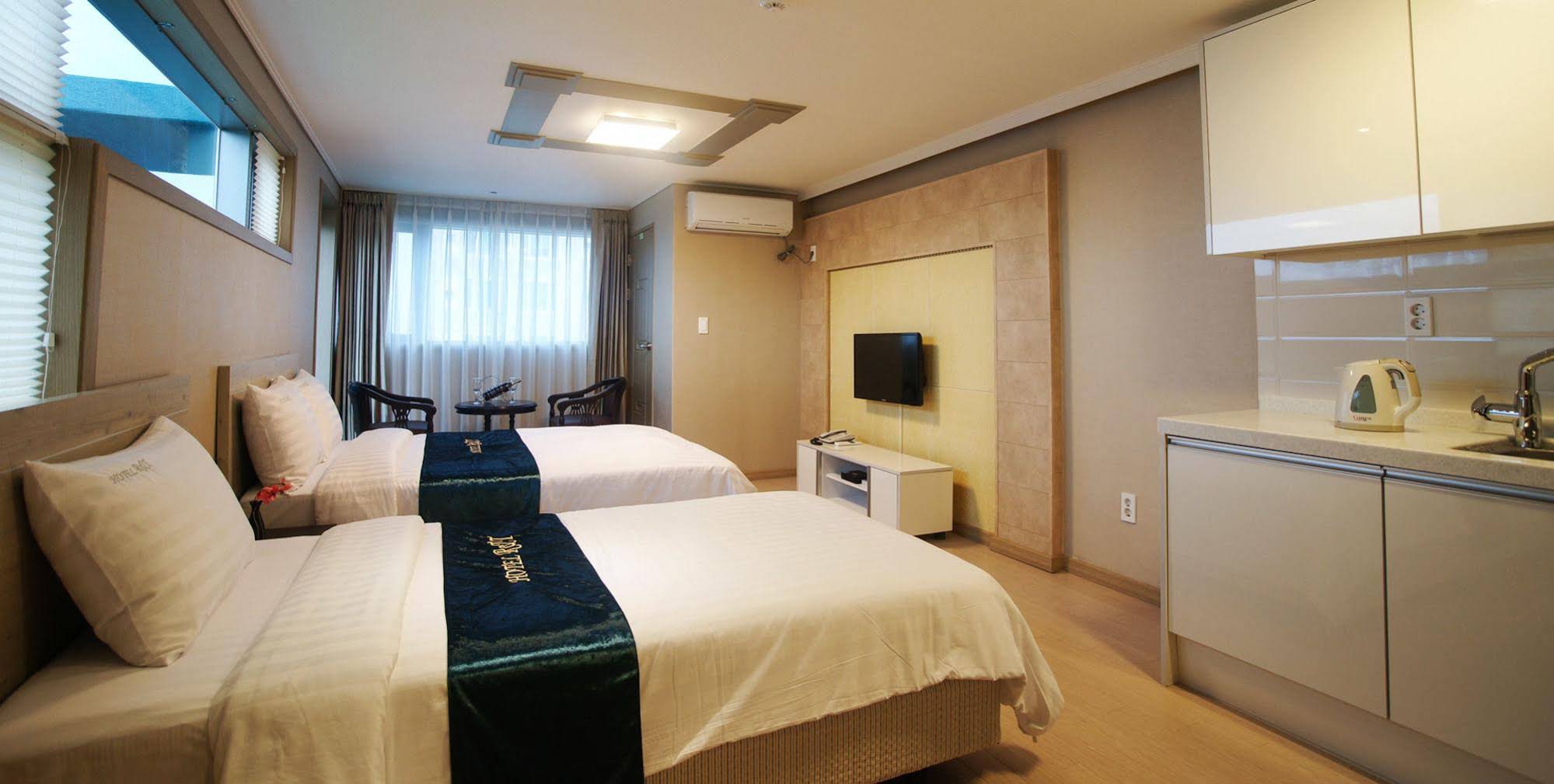 R & T Hotel