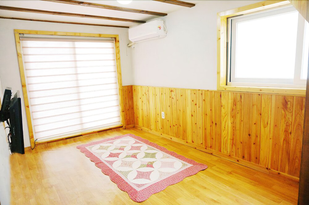 Unnie Guesthouse Hostel
