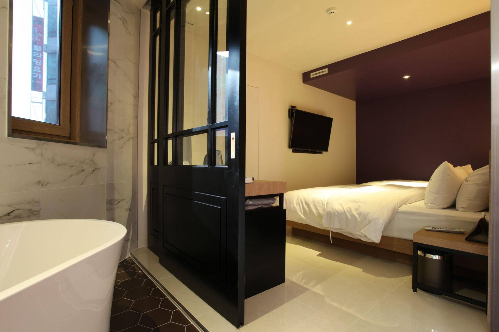 Avenue Nine Hotel