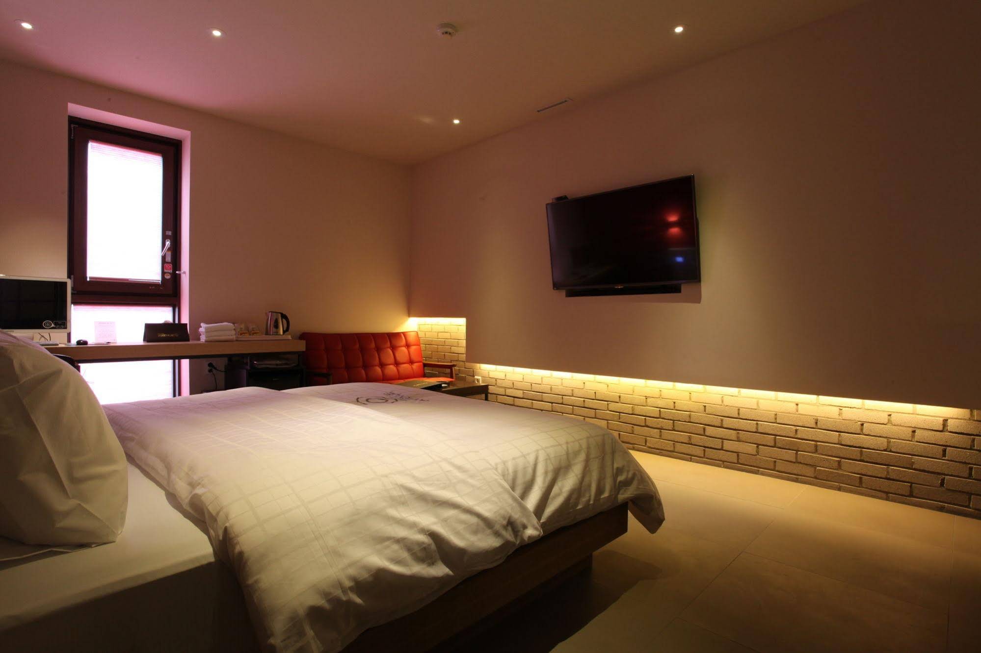 Avenue Nine Hotel