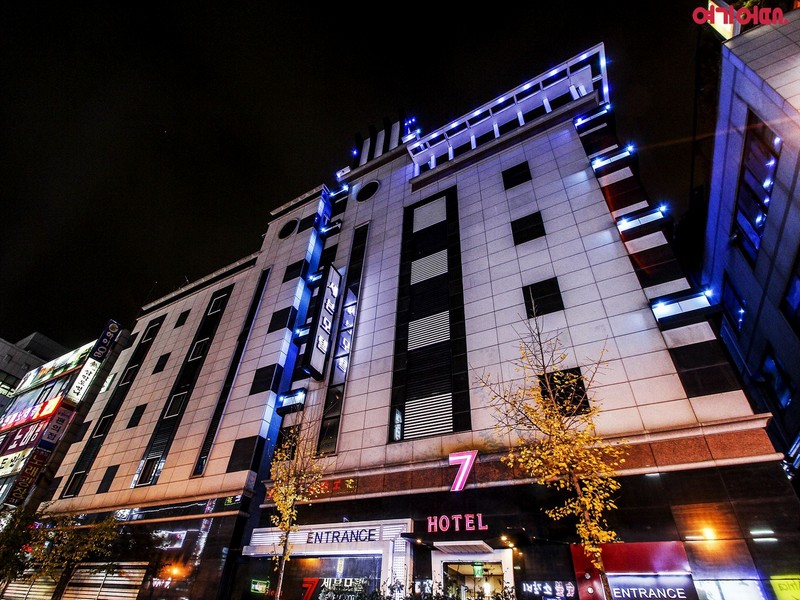 Seven Hotel