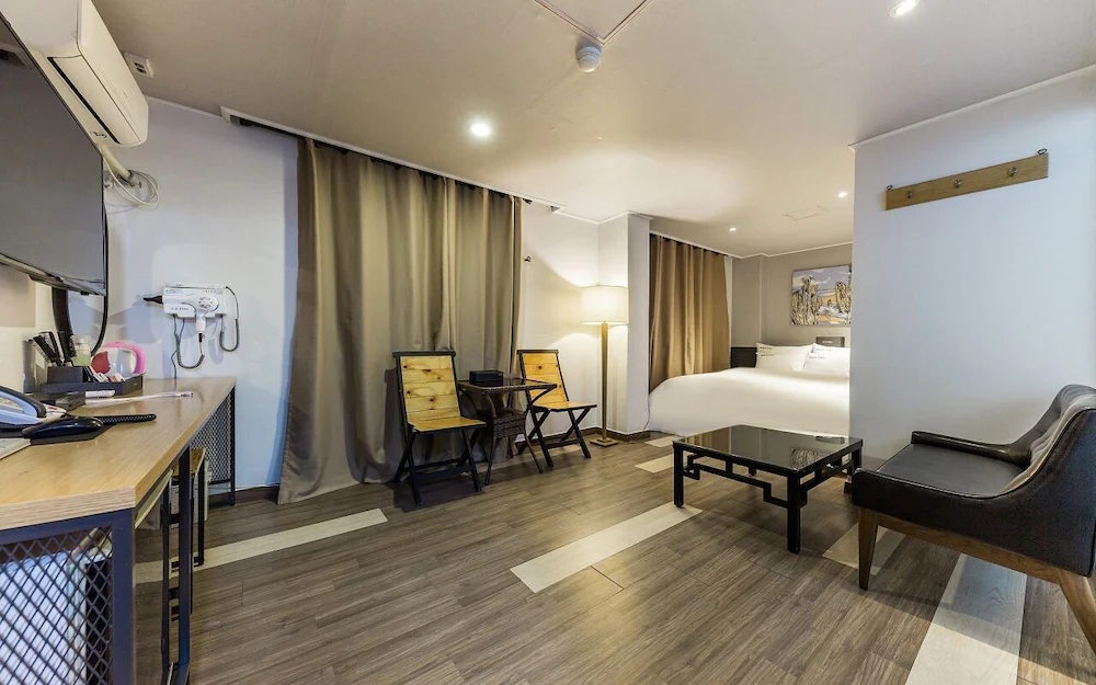 E Plus Hotel