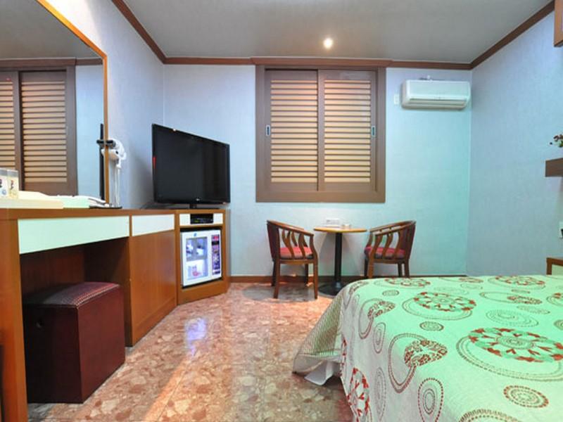 Goodstay Riviera Hotel